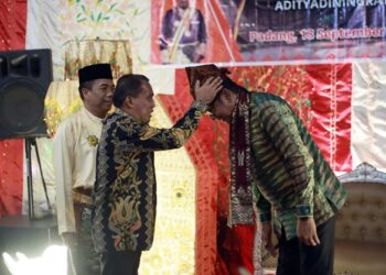 Wali Kota Bontang Basri Rase Terima Pin dan Topi Adat Minang, Dukung Misi Budaya di Sumatera Barat-ok