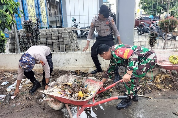 Kodim 0908 Bontang Gelar Karya Bakti Sambut HUT ke-79 TNI, Bersihkan Masjid Tua hingga Pasar