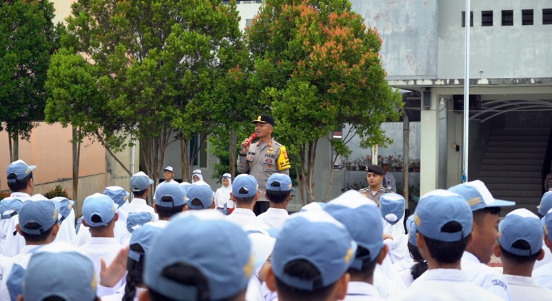 Upacara di SMA Negeri 1 Bontang, Kapolres Ajak Bijak Bermedia Sosial dan Disiplin Berlalu Lintas