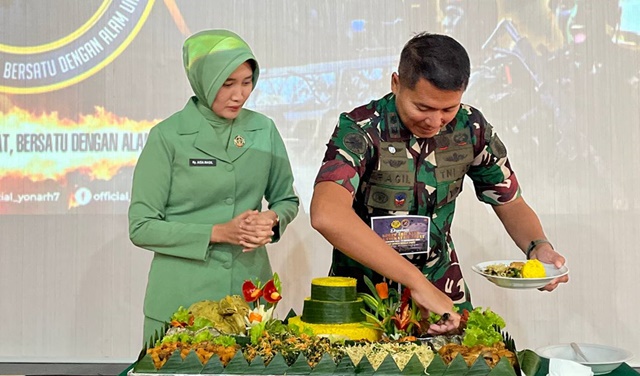 Batalyon Arhanud 7/ABC Bontang Rayakan Ulang Tahun ke-78 dengan Pemotongan Tumpeng dan Apresiasi Prajurit