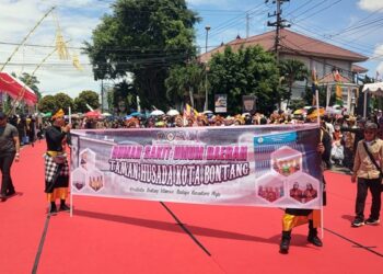 Pesona Bali di Bontang City Carnival, RSUD Taman Husada Tampilkan Tari Kecak yang Memukau