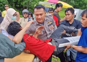 Respons Cepat Bripka Trio Susanto Bantu Korban Kecelakaan Lalu Lintas di Prangat Selatan