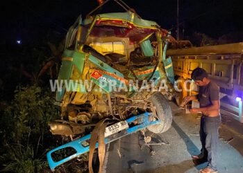 Truk Tangki Tabrak Fuso yang Mogok di Jalan Tanjakan Poros Bontang-Samarinda