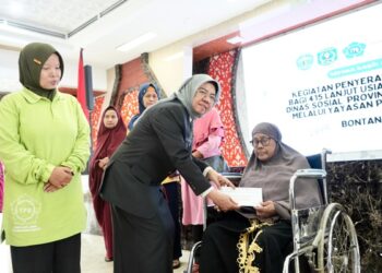 415 Lansia di Bontang Terima Bansos Tunai Rp 1 Juta