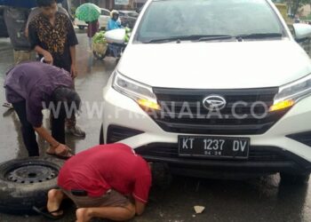 Pecah Ban, Mobil Tabrak Median Jalan di Bontang Tanpa Korban Jiwa
