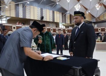 Abdul Giaz Resmi Dilantik sebagai Anggota DPRD Kaltim Gantikan Saefuddin Zuhri