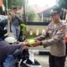 Berbagi Berkah Ramadan, Polsek Bontang Utara Bagikan Takjil untuk Warga
