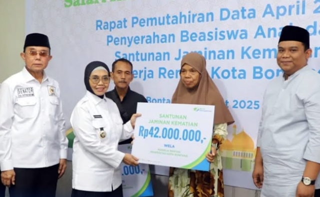 Lindungi Pekerja Rentan, Wali Kota Bontang Salurkan Santunan dan Beasiswa