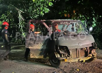 Tim Rescue Damkar Bontang Evakuasi Mobil Kecelakaan di Jalan Pupuk Raya