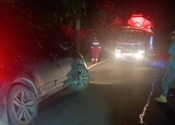 Jalan Berkabut dan Gelap, Mobil Terperosok di Loa Tebu Kukar