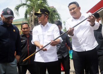 Gubernur Kaltim Desak Pertamina Atasi Antrean BBM dan Isu BBM Oplosan Masalah Antrean BBM Mengular, Gubernur Kaltim Ajak Warganya Bangun SPBU