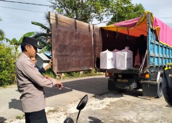 Polres Bontang Pastikan Distribusi Logistik PSU di Muara Badak Kukar Lancar dan Aman