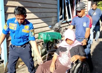 Tak Hanya Padamkan Api, Damkar Muara Badak Kukar Evakuasi Pasien Stroke