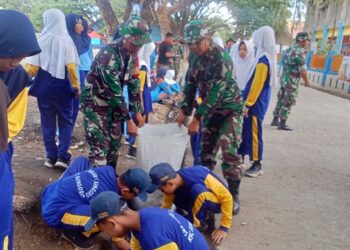 Tentara dan Pelajar Kompak Bersihkan Selokan Sekolah di Pangkep