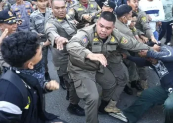 Relokasi Pasar Subuh Samarinda Berakhir Ricuh, Pedagang Terlibat Adu Pukul dengan Aparat