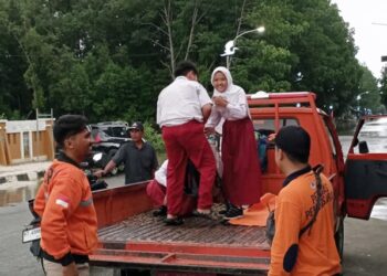Banjir Rob Ganggu Aktivitas Warga Bontang Kuala, BPBD Siagakan Dua Mobil Antar Pelajar