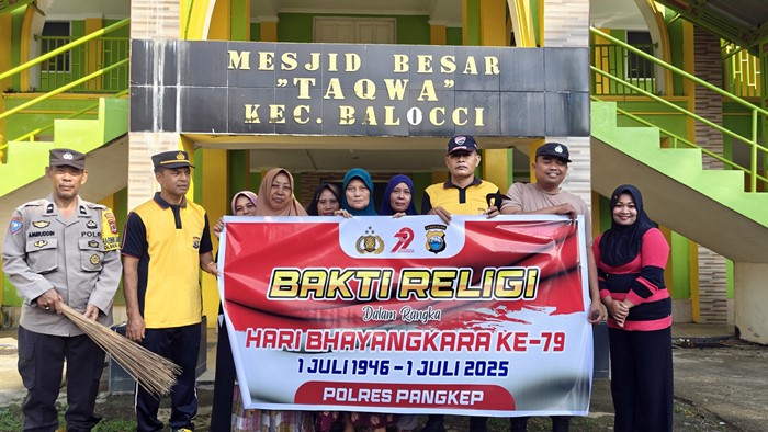 Bersih-Bersih Masjid, Cara Polsek Balocci Pangkep Sambut Hari Bhayangkara ke-79