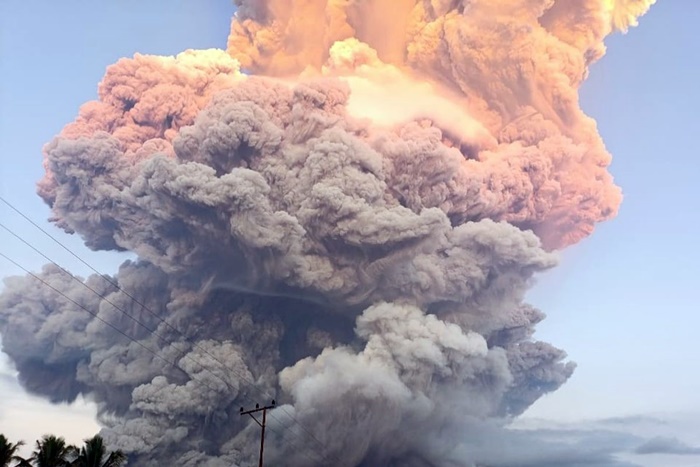 Gunung Lewotobi Meletus Dahsyat, Kolom Abu Capai 11 Ribu Meter