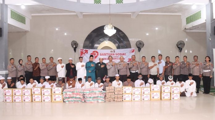 Polres Bontang dan Bhayangkari Salurkan Bansos di Ponpes Subulana, Sambut Hari Bhayangkara ke-79