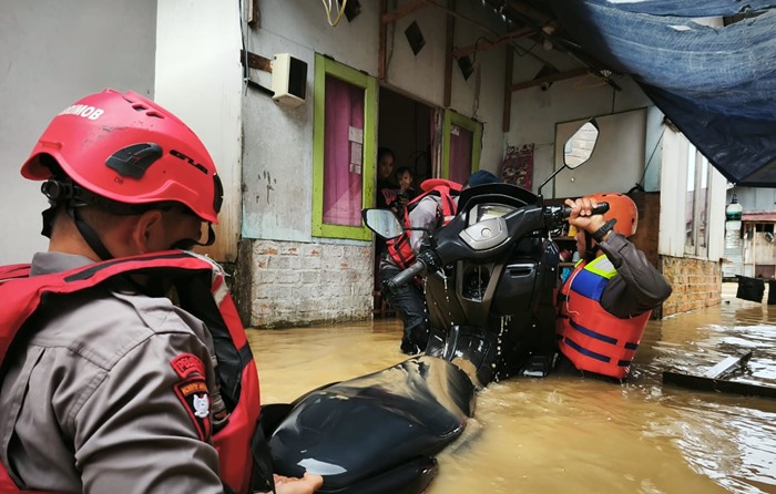 Sederet Aksi Satbrimob Polda Kaltim Evakusi Warga Balikpapan saat Diterjang Banjir