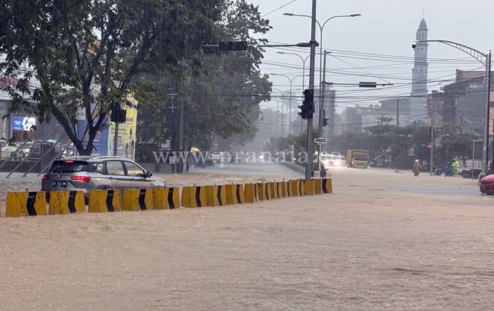 Banjir Landa Balikpapan: Jalan MT Haryono Lumpuh, Motor Terseret Arus