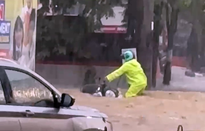 VIDEO: Jalan MT Haryono Balikpapan Lumpuh Akibat Banjir Banjir Landa Balikpapan: Jalan MT Haryono Lumpuh, Motor Terseret Arus