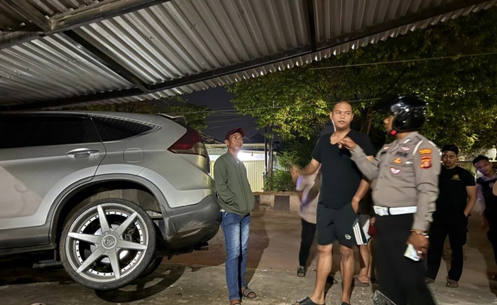 Mobil Oleng Tabrak Pagar Rumah Warga di Loa Bakung Samarinda