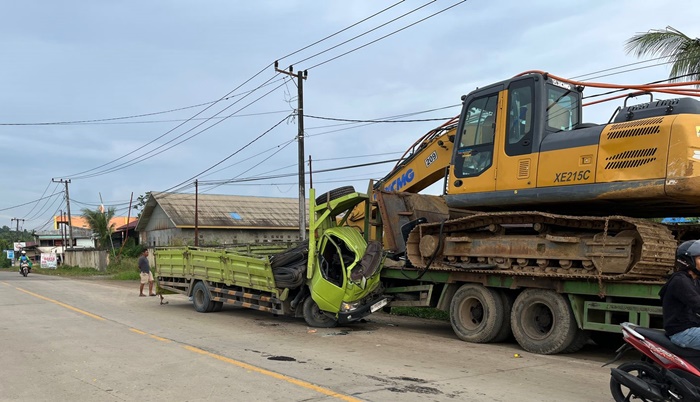 Tabrakan di Poros Bontang–Samarinda: Truk Hancur, 3 Orang Terluka