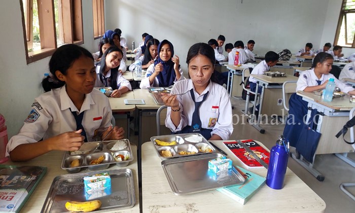 Cegah Kasus Keracunan, Bontang Perketat Pengawasan Dapur Program Makan Bergizi Gratis Sertifikat Halal dan SLHS Belum Terbit, BGN Bontang Klaim Menu MBG Tetap Higienis Jadi Contoh Nasional, Program Makan Gratis di Bontang Dinilai Sukses Baru 6.511 Pelajar Bontang Nikmati Program Makanan Bergizi Gratis Tiga Dapur MBG Sudah Beroperasi di Bontang, Target 16 Dapur Tahun Ini Cerita Siswa SMPN 4 Bontang Dapat Makan Bergizi Gratis; Tak Lagi Lapar setiap Pagi, Uang Saku Berkurang