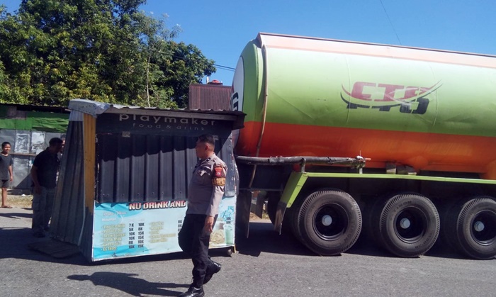 Mobil Kapsul Tabrak Booth Kontainer di Pangkep