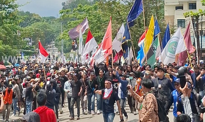 Mahasiswa dan Warga Kaltim Turun ke Jalan, Sampaikan 11 Tuntutan ke Legislator