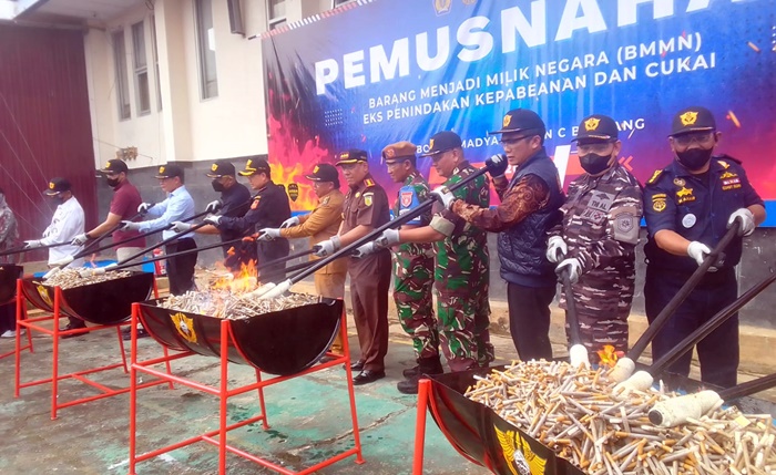 93 Ribu Batang Rokok dan Miras Ilegal Dimusnahkan di Bontang, Nilainya Capai Rp195,7 Juta