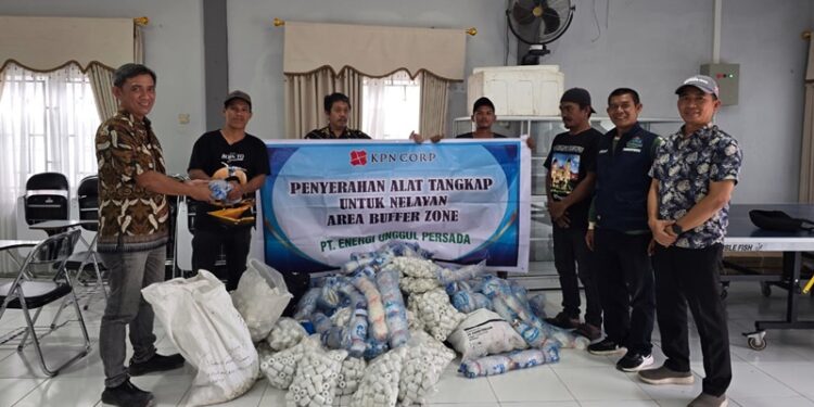 EUP Salurkan 120 Set Alat Tangkap, Bantu Nelayan Santan Ilir dan Bontang Lestari Tingkatkan Produktivitas