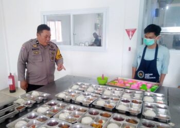 Bhabinkamtibmas Sambangi Dapur MBG di Pangkep, Ribuan Pelajar Terima Makanan Bergizi Setiap Hari