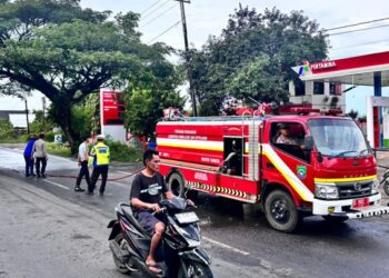 Jalan Licin Akibat Solar Tumpah, Polres Pangkep Lakukan Penanganan Cepat