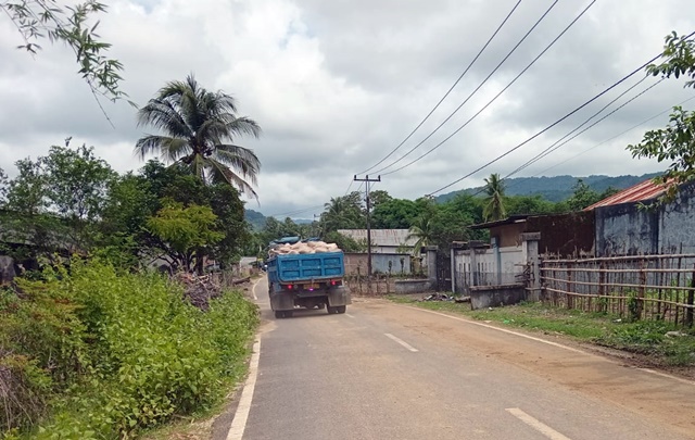 Jalan Poros Tabo-Tabo Kotor Kembali, Warga Keluhkan Debu dan Minimnya Manfaat Perusahaan