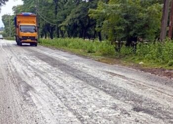 Kubangan Lumpur Mengancam Pengendara, Ruas Jalan Bontoa Pangkep Kian Memprihatinkan