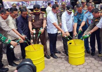 Satpol PP Balikpapan Musnahkan 1.516 Botol Miras dan 52 Pom Mini Ilegal sepanjang 2025