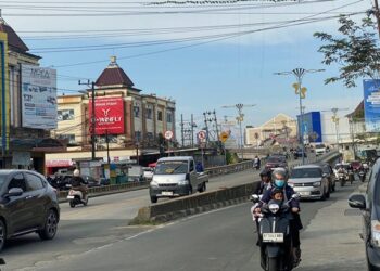 Bikin Resah! Flyover Juanda Samarinda Dilewati Truk Bermuatan Besar Malam Hari