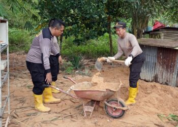 Peduli Korban Banjir, Polsek Bontang Barat Gelar Kerja Bakti dan Baksos