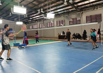 Sore di Lapangan Dispopar-Ekraf Bontang Lebih Hidup, Pegawai Adu Raket Demi Sehat dan Solid