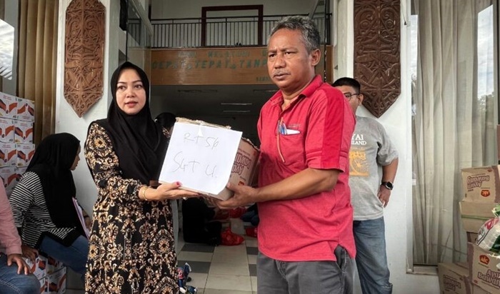 1.682 KK Terdampak Banjir di Sangatta Utara Terima Bantuan Sembako1.682 KK Terdampak Banjir di Sangatta Utara Terima Bantuan Sembako