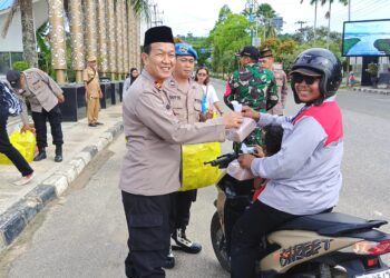 Polsek Bontang Barat dan Kelurahan Gunung Telihan Bagi-Bagi Takjil, Warga Antusias Sambut Ramadan
