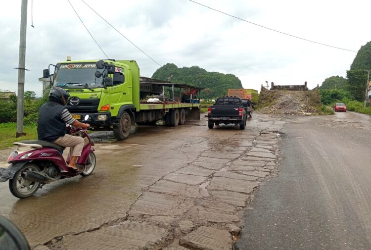 Jalan Industri PT Semen Tonasa Hancur Lebur, Warga Pangkep: Jangan Janji Terus!