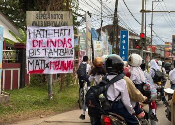 Keselamatan Jalan Dipertanyakan, Warga Kutim Pasang Spanduk Kritik Bus Perusahaan