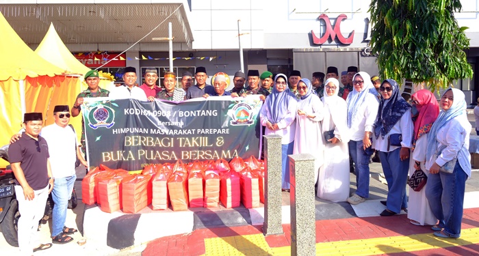 Kodim Bontang dan HMP Parepare Bagi-Bagi Takjil Gratis