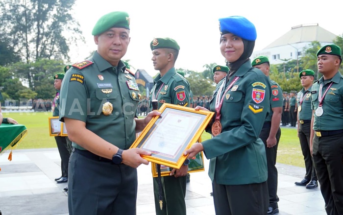 Pangdam VI/Mulawarman Anugerahi Penghargaan ke 18 Prajurit Berprestasi di Kejuaraan Nasional