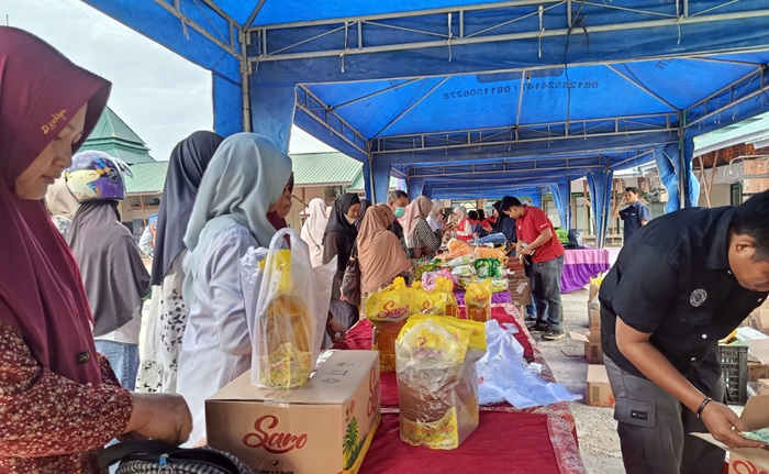 Meski masih menunggu stok beras tiba, warga tetap antusias menghadiri program GPM di UMKM Center.