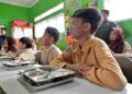 BGN Batasi Dapur MBG Maksimal 6 per Kecamatan, Fokus Beralih ke Daerah 3T 21 Dapur MBG di Kaltim Dibuka Lagi, Hanya yang Lolos Standar Sanitasi Ketat 145 Dapur MBG Beroperasi di Kaltim, Layani Lebih dari 316 Ribu Pelajar Pemerintah Gelontorkan Rp 335 Triliun untuk MBG di 2026, Setiap Dapur Dapat Rp 1 Miliar per Bulan
