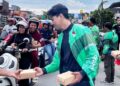 27 Driver Ojol di Bontang Patungan Bagikan 230 Paket Takjil Gratis
